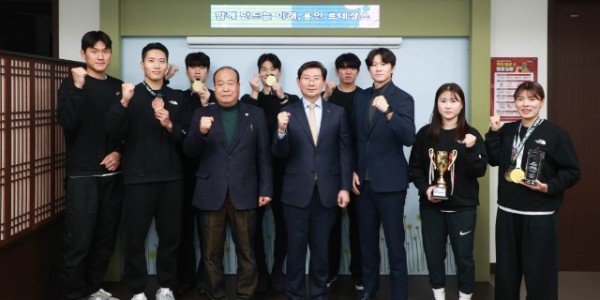 6-1. 용인특례시(시장 이상일)는 지난 13일 시청 시장식에서 직장운동경기부 소속 태권도팀의 우승 트로피 봉납식을 열.jpg