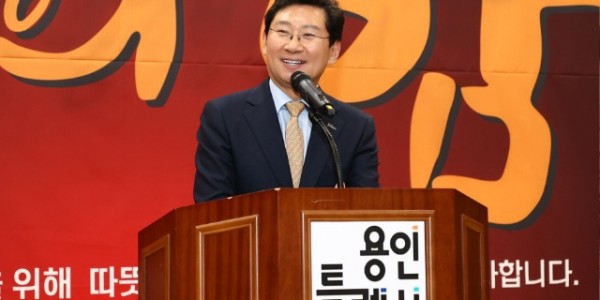 7-1. 이상일 용인특례시장이 13일 용인시기흥노인복지관에서 열린 자원봉사자와 후원자 감사의 밤 행사에서 축사를 하고 있다..jpg