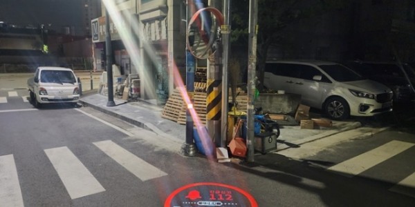 4-1. 용인특례시 수지구에 조성된 주민안심마을 로고젝터 사진.jpeg