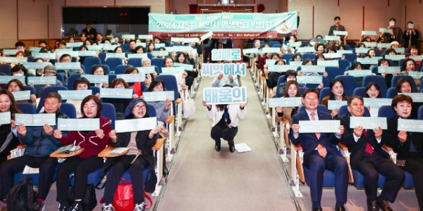 4-2. 용인특례시(시장 이상일)는 16일 수지구 풍덕천동 용인시 평생학습관에서 ‘제5회 평생학습박람회’를 열었다..jpeg