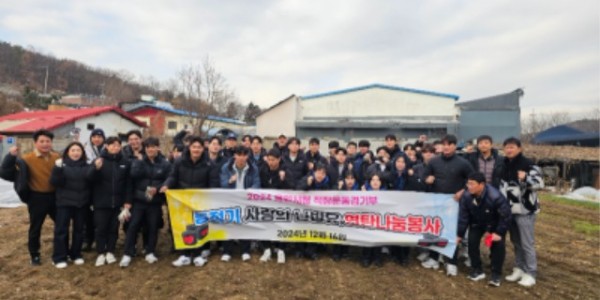 6-1. 용인특례시 직장운동경기부 소속 감독과 선수들이 16일 소외계층을 위해 난방유를 지원하고 연탄을 배달하는 봉사활동을 펼쳤다..jpg