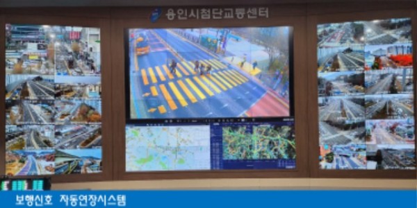 3-1. 용인특례시 첨단교통센터에서 보행신호자동연장시스템을 모니터링하고 있다.jpg