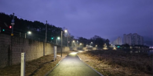 7. 용인특례시 처인구가 오산천 하천보안등을 설치한 모습.jpg