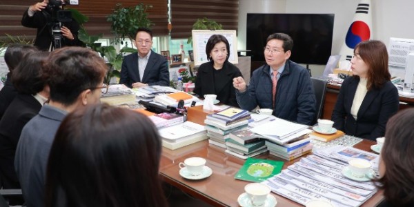 6-1. 20일 이상일 용인특례시장이 시장실에서 지역 내 학부모대표, 용인교육지원청 관계자들을 만나 교육환경 발전에 대해 논의했다..JPG