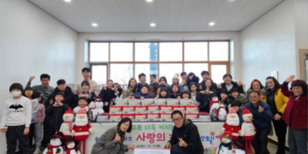 (농촌테마과) 농촌테마파크 케이크 나눔행사 참가자들이 기념촬영을 하고 있다.jpg