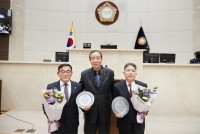 20241220 용인특례시의회 이창식·윤원균 의원, 자랑스런 의원상 수상.jpg