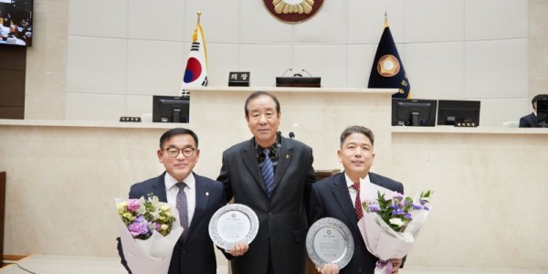 20241220 용인특례시의회 이창식·윤원균 의원, 자랑스런 의원상 수상.jpg