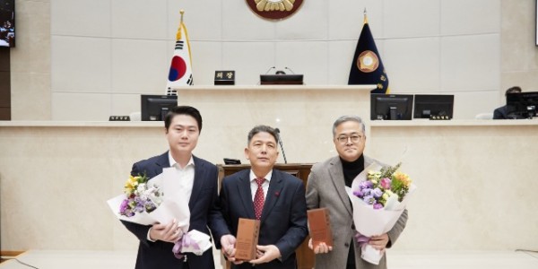 20241220 용인특례시의회 김길수·박병민 의원, 경기도시·군의회의장 남부권협의회 의정활동 우수의원 표창 수상.jpg