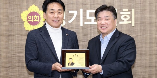 241227 이은주 의원, 의회운영위원회 공로로 감사패 수상.jpg