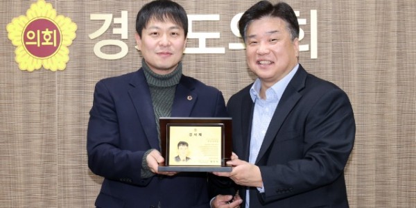 241227 유영일 의원, 의회운영위원회 의정발전 공로로 감사패 수상1 (1).jpg