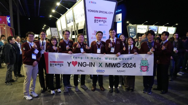 1-1. 이상일 용인특례시장이 지난해 2월 27일 스페인 바르셀로나에서 열린 MWC 2024를 방문해 박람회에 참가.JPG