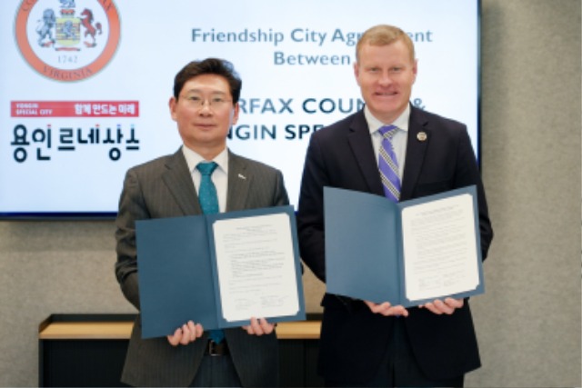 5-1. 국제교류 활성화를 위해 미국을 방문 중인 이상일 용인특레시장(왼쪽)이 현지시각 13일 제프리 맥케이(오른쪽) 버지니아주 페어팩스 카운티 의장과 양 도시의 우호교류 협약서에 서명했다..jpg