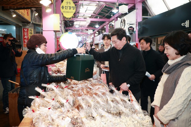 1-1. 이상일 용인특례시장이 20일 부인 김미영 여사와 함께 용인중앙시장을 방문해 제수용품 등을 구입하며 장을 보고 있.jpg