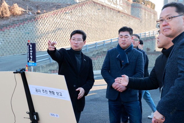 4-1. 이상일 용인특례시장이 기흥구 상하동 주민들의 숙원 사업인 용인도시계획도로 현장을 방문했다..JPG