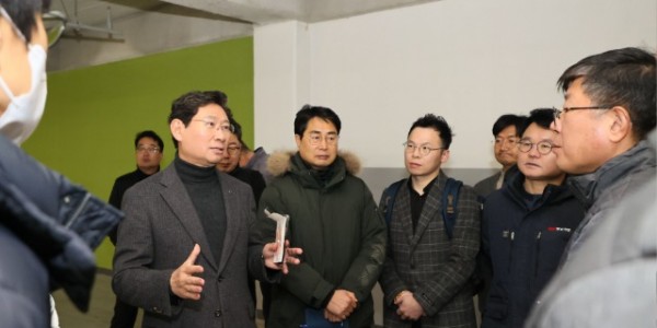 6-1. 이상일 용인특례시장이 28일 경남아너스빌 디센트 건설 현장에서 누수가 지적된 지하 주차장을 둘러보고 있다.jpg