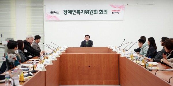 5-1. 이상일 용인특례시장이 30일 2024년 제2차 장애인복지위원회 회의에 참석해 인사말 하고 있다.jpg