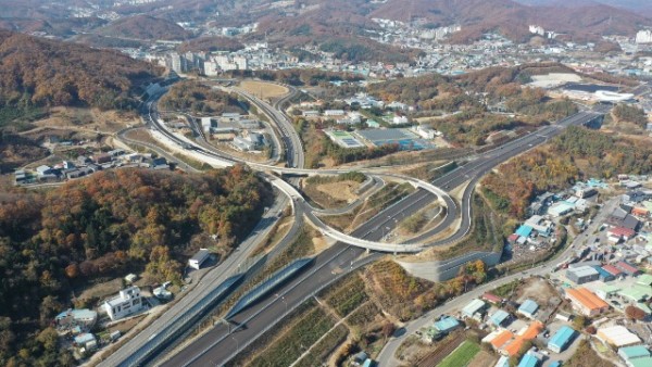 8-1. 2025년 1월 1일 개통하는 세종-포천 고속도로 북용인 나들목 전경.JPG