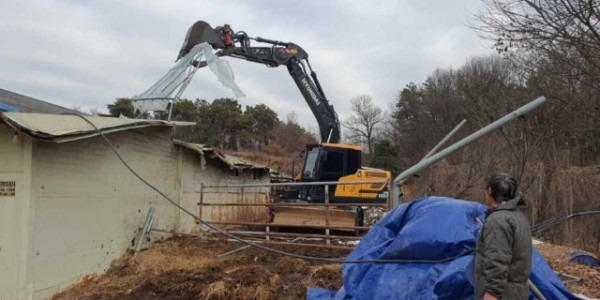 3-1. 용인특례시의 폭설 피해 농가 복구를 위한 철거작업 모습.jpeg