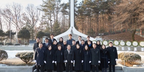 20250102 용인특례시의회, 현충탑 참배로 새해 일정 시작(1).jpg