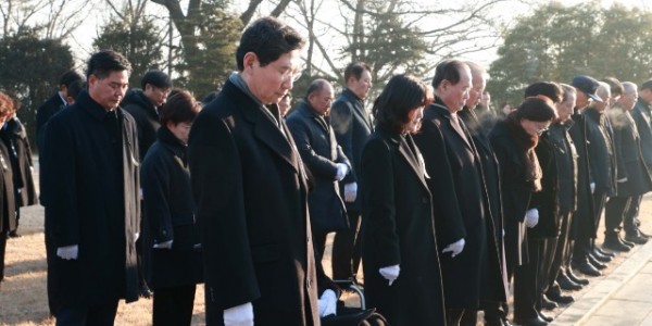 6-1. 이상일 용인특례시장이 2일 첫 일정으로 용인중앙공원 현충탑에 참배하고 있다.jpg