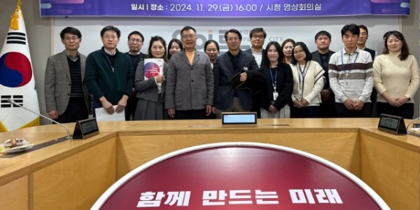 6. 용인특례시 학습연구동아리에 참가한 직원들이 기념촬영을 하고 있다.jpeg