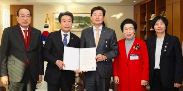 7-1. 이상일 용인특례시장이 이태열 용인상공회의소 회장으로부터 기업인들의 감사한 마음을 전하는 입장문을 전달받았다..jpg