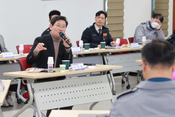 10-1. 이상일 용인특례시장이 3일 용인동부경찰서에서 열린 제9회 안전문화살롱 정기회의에서 의견을 말하고 있다.JPG