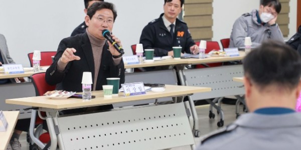 10-1. 이상일 용인특례시장이 3일 용인동부경찰서에서 열린 제9회 안전문화살롱 정기회의에서 의견을 말하고 있다.JPG