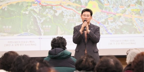 6-1. 이상일 용인특례시장이 6일 처인구 모현읍 다목적복지회관에서 열린 새종-포천 고속도로 개통 기념 주민간담회에.jpg