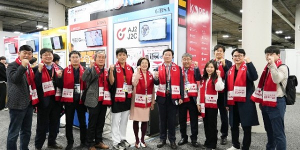 7-1. 지난 2023년 1월 이상일 용인특례시장이 CES 2023 참여 용인기업 관계자들을 격려했다.jpg