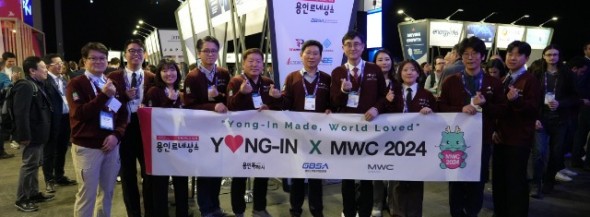 1-1. 이상일 용인특례시장이 지난해 2월 27일 스페인 바르셀로나에서 열린 MWC 2024를 방문해 박람회에 참가.JPG