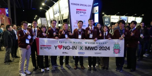 1-1. 이상일 용인특례시장이 지난해 2월 27일 스페인 바르셀로나에서 열린 MWC 2024를 방문해 박람회에 참가.JPG