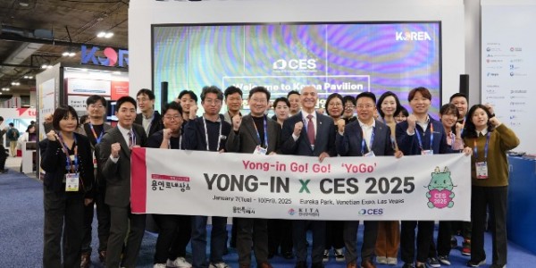 4-1. 이상일 용인특례시장이 현지시간 7일 미국 라스베이거스에서 열린 CES 2025를 방문해 용인 기업 관계자들과 기념 촬영을 하고 있다..jpg