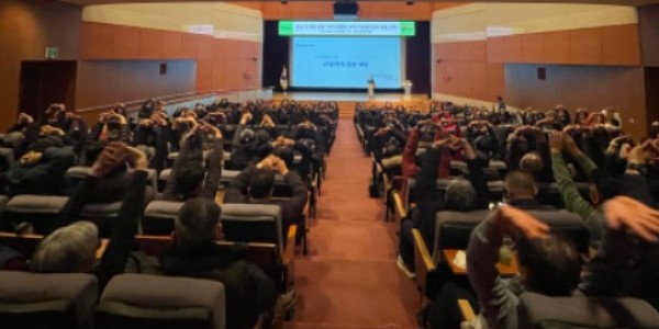 5. 용인특례시는 지난 7일 시청 에이스홀에서 올해 새로 채용한 공원, 녹지 분야 기간제근로자 280명을 대상으로 안전보건교육을 했다.jpg