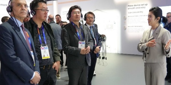 4-1. 이상일 용인특례시장이 현지시간 8일 미국 라스베가스에서 열린 CES 2025에서 삼성전자가 마련한 전시관을 방문해 기술에 대한 설명을 듣고있다..jpg