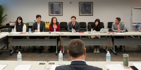 1-1. 이상일 용인특례시장이 현지시간 1월 9일 텍사스주 오스틴시에 있는 광역오스틴시 아시안상공회의소 관계자들을 만나 협력방안을 논의했다..jpg