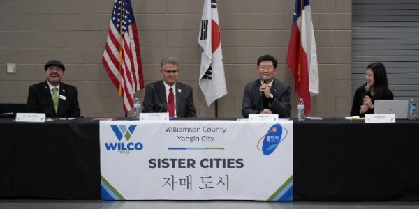 6-1. 이상일 용인특례시장이 현지시간 1월 9일 미국 윌리엄슨 카운티를 방문해 자매결연 협약서에 서명하고 인사말을 하고 있다..jpg