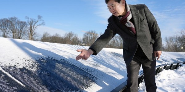 5-2. 이상일 용인특례시장이 현지시각 11일 미국 워싱턴D.C에 있는 한국전 참전용사 기념비에서 헌화와 참배했다..jpg