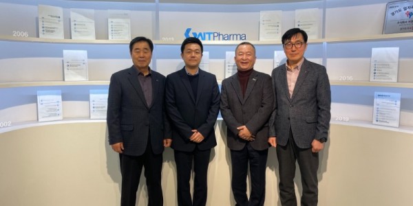 (사진자료) (왼쪽부터) 김홍동 진흥원장_ 김대용 지엔티파마 이사_ 신대현 지엔티파마 실장_ 권현석 진흥원본부장.jpg