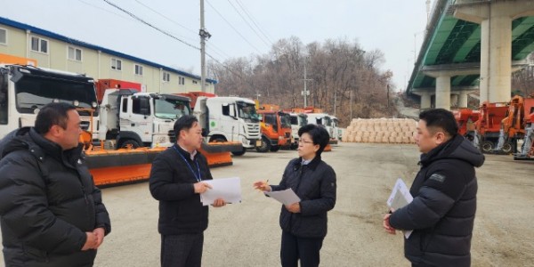 4-1. 오선희 기흥구청장(오른쪽 두번째)이 13일 취임 후 신갈동 도로관리센터를 방문해 제설대책을 점검하고 있다.jpg