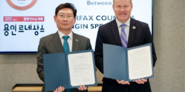 5-1. 국제교류 활성화를 위해 미국을 방문 중인 이상일 용인특레시장(왼쪽)이 현지시각 13일 제프리 맥케이(오른쪽) 버지니아주 페어팩스 카운티 의장과 양 도시의 우호교류 협약서에 서명했다..jpg