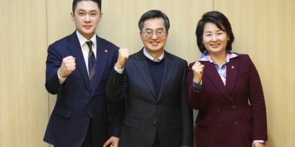 250116 전석훈 의원, 경기 팹리스 산업 도약 위해 미래과학협력위원회 역할 강화할 것.jpg