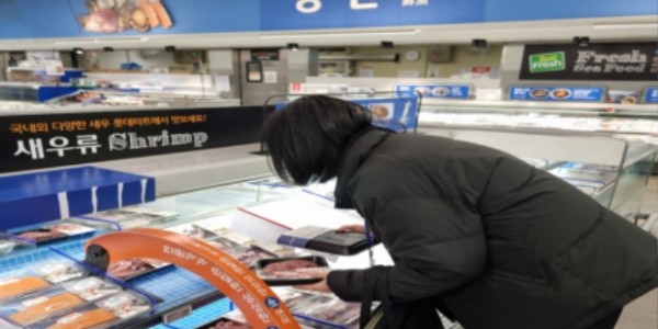 3. 시 관계자가 한 마트에서 설 명절을 맞아 다소비 품목 원산지표시 지도 점검을 하고 있다..jpg