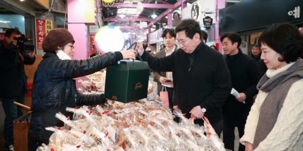 1-1. 이상일 용인특례시장이 20일 부인 김미영 여사와 함께 용인중앙시장을 방문해 제수용품 등을 구입하며 장을 보고 있.jpg