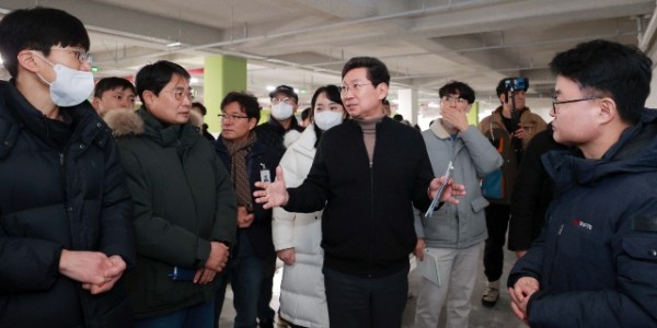 7-1. 이상일 용인특례시장이 18일 양지면 경남아너스빌 아파트 공사 현장을 방문했다..jpg