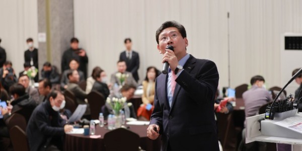 9-1. 이상일 용인특례시장은 22일 기흥ICT밸리에서 열린 신년 언론브리핑에서 경기남부광역철도 사업에 대한 의견을 밝히고 있다..jpg