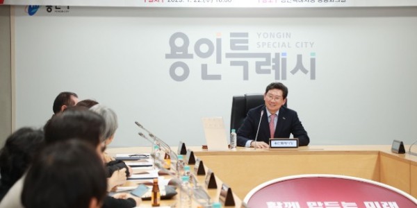 4-1. 용인특례시 청렴시민감사관 위촉장 수여식에서 이상일 시장이 인사말을 하고 있다..jpg