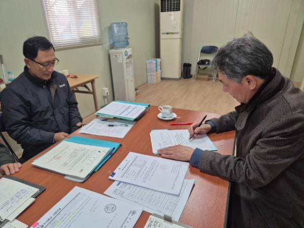 11-1. 용인특례시 관계자가 관내 대규모 건축 공사 현장을 방문해 임금과 공사대금 체불 여부를 살피고 있다..jpg