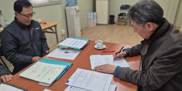 11-1. 용인특례시 관계자가 관내 대규모 건축 공사 현장을 방문해 임금과 공사대금 체불 여부를 살피고 있다..jpg