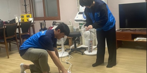 12-1. 용인도시공사 관계자가 경로당 시설을 점검하고 있다..jpg